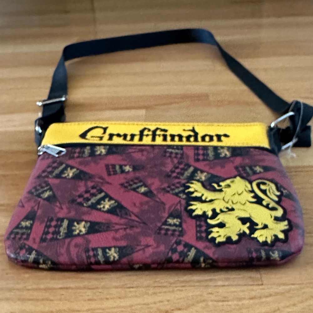 NWOT Loungefly Harry Potter Gryffindor Crossbody Bag Purse Red Gold - Picture 8 of 14